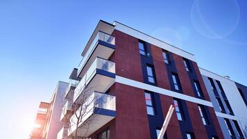 Résidentiel zone avec moderne appartement bâtiment. façade de une moderne appartement bâtiment. photo