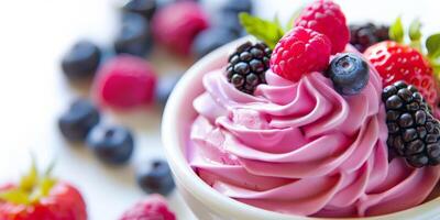 vibrant rose congelé yaourt surmonté avec Frais framboises, mûres, et myrtilles, idéal pour en bonne santé mode de vie et été traite concepts photo