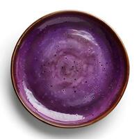 violet céramique assiette isolé sur blanc Contexte avec ombre. violet assiette avec texture Haut vue photo