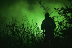 nuit vision vue de une chasseur suivi faune, vert lueur et sinistre silence valoriser le le suspense photo