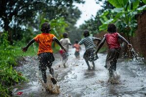 les enfants en jouant dans flaques d'eau pendant une pluie torrentielle, joyeux éclabousser en dépit le accablant temps photo