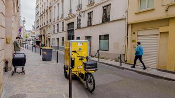 Urbain livraison un service dans action sur un couvert avril journée sur une étroit rue dans Paris, France, mettant en valeur durable transport photo