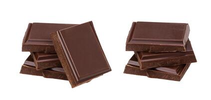 barres de chocolat noir isolés sur fond blanc. pile de morceaux de chocolat, gros plan photo