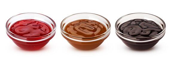 caramel, Chocolat sauces et rouge baie confiture isolé sur blanc Contexte photo