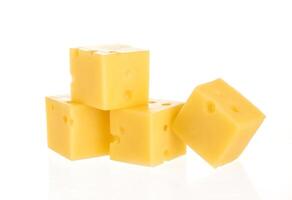 fromage isolé sur blanc photo