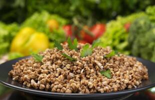 cuit sarrasin bouillie, servi avec herbes et des légumes photo