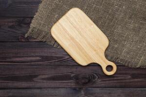 Coupe planche et serviette de table sur le en bois Contexte. Haut voir. photo