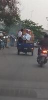 bekasi, Indonésie dans juillet 2018. une enfant équitation sur une tossa moto rempli avec piles de papier carton. photo