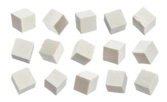 grec feta cubes. en dés doux fromage isolé sur blanc Contexte photo