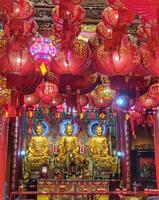 Bangkok, Thaïlande sur juillet 22 2023. statues de Bouddha et dieux à l'intérieur wat mangkon kamalawat pour bouddhiste culte photo