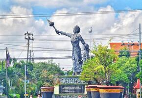 Jepara, Indonésie sur janvier 21, 2024. une carrefour dans jepara où dans le milieu là est une statue de notre Dame kartini. photo