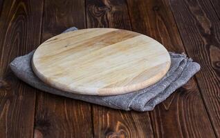 rond couper planche sur une en bois table photo