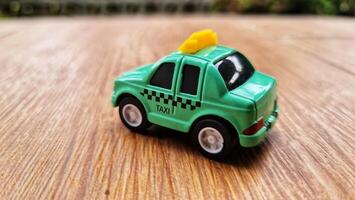 jouet voitures dans le forme de une vert Taxi. adapté pour garçons photo