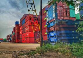 Djakarta, Indonésie sur décembre 6, 2023. piles de coloré conteneurs à une logistique entrepôt dans gâteau. photo