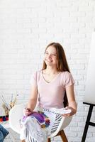 artiste femme souriante travaillant dans son studio photo