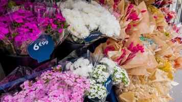vibrant assortiment de Frais fleurs sur afficher à une marché, idéal pour les mères journée et international aux femmes journée à thème projets photo