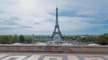 printemps vue de le Eiffel la tour de une graffiti orné avantage point dans Paris, France, symbolisant Urbain culture et voyage, capturé sur avril 14ème, 2024 photo
