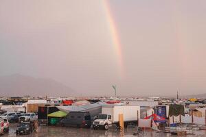 tentaculaire désert Festival campement avec arc en ciel ciel photo