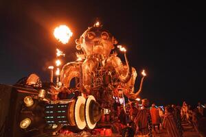 vibrant désert Festival scène avec mécanique poulpe photo