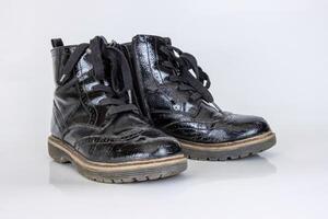 vieux utilisé cassé noir cuir armée dentelle bottes. branché l'automne bottes. élégant aux femmes Pour des hommes unisexe grunge bottes avec lacet. haute militaire des chaussures isolé sur blanc Contexte. plat poser. copie espace photo