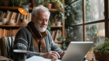 avec une sourire sur le sien visage un personnes âgées homme scanne par le sien en ligne ordres reconnaissant pour le supplémentaire le revenu le sien passif le revenu projets apporter photo