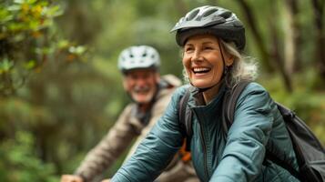 portant correspondant à casques et sourire de oreille à oreille un plus âgée couple prend de sur leur électrique vélos par une verdoyant la nature réserve immergé se dans une durable photo