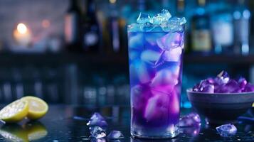 vibrant bleu et violet teintes tourbillon ensemble dans une Signature cocktail fabriqué avec étagère supérieure Vodka papillon pois fleur thé et une éclaboussure de acidulé citron jus pour une visuellement étourdissant drin photo