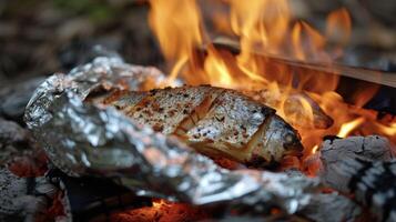 fraîchement pris poisson enveloppé dans déjouer et niché une le chaud charbons de une feu de camp conférer une enfumé saveur comme il cuisiniers et flocons facilement avec une fourchette photo