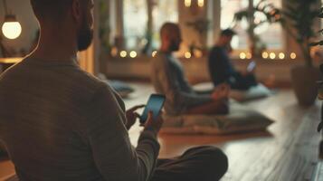 une groupe de Hommes chaque avec leur posséder téléphone asseoir sur méditation coussins dans une calme et silencieux pièce comme elles ou ils suivre une guidé méditation sur une pleine conscience app photo