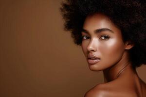 exquis beauté portrait de une Jeune africain américain femme avec Naturel frisé cheveux photo