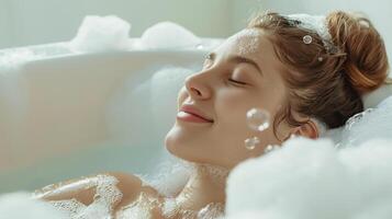 serein soi se soucier. Jeune femme se livrer dans une luxueux bulle une baignoire avec aromatique bougies et relaxant atmosphère photo