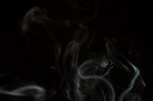 fumée blanche sur fond noir photo