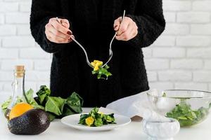 préparation étape par étape de la salade d'épinards, d'avocat et d'orange. étape 7 - mettre la salade dans l'assiette de service photo