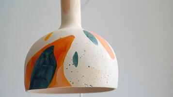 une Facile encore accrocheur céramique pendentif lampe avec un abstrait peinte à la main conception parfait pour ajouter une pop de Couleur à une neutre chambre. photo
