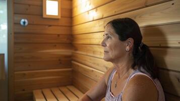 une femme avec fibromyalgie rejoint une sauna groupe à sa local communauté centre. comme elle actions sa luttes et expériences avec autres elle se sent une sens de solidarité et espérer dans connaissance photo