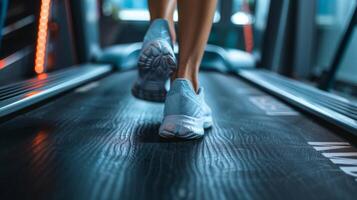 une la personne exercice sur une tapis roulant une commun activité pendant poids perte voyages avec le légende transpiration il en dehors dans le sauna voir résultats sur le escalader. photo