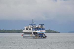 un bateau de croisière amarré à la mer photo