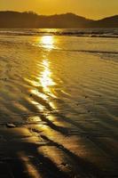 la plage au coucher du soleil photo