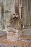 Sculpture de lion avec prier devant le Duomo à Modène, Italie photo