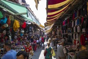 Istanbul, Turquie, 18 juin 2019 - personnes non identifiées au grand bazar d'Istanbul, Turquie. le grand bazar d'istanbul est l'un des plus grands et des plus anciens marchés couverts du monde. photo