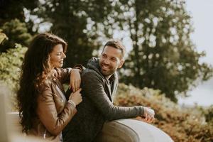 jeune couple debout sur le balcon au jour d'automne photo