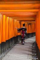 Kyoto, Japon, 8 octobre 2016 - femme non identifiée à l'allée du sanctuaire fushimi Inari à Kyoto, Japon. ce sanctuaire populaire compte 32 000 sous-sanctuaires à travers le japon photo