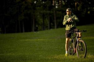 Jeune homme faisant du vélo électrique dans le parc