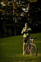 Jeune homme faisant du vélo électrique dans le parc photo