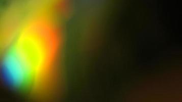 texture de réfraction de superposition de lumière jaune arc-en-ciel holographique naturel diagonal sur noir.