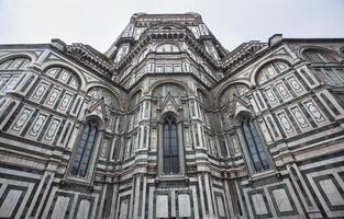 détail de le cathédrale de Florence pris sur une nuageux journée avec le lumière cette améliore le couleurs photo