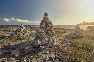 Des piles de roches zen sur la côte de Puerto Aventuras 2 photo