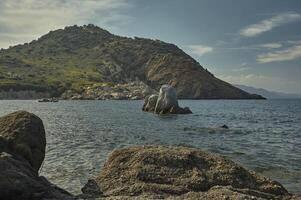 des rochers jaillissent de la mer devant le précipice naturel photo