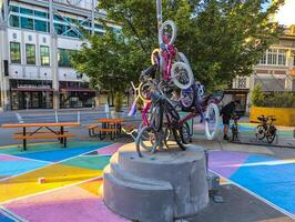 Portland, Oregon, Etats-Unis - 05.10.2024 le les peuples bicyclette bibliothèque de Portland sculpture à fierté. photo