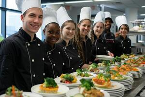 culinaire école l'obtention du diplôme jour, élèves dans chef uniformes en présentant leur final vaisselle pour évaluation photo